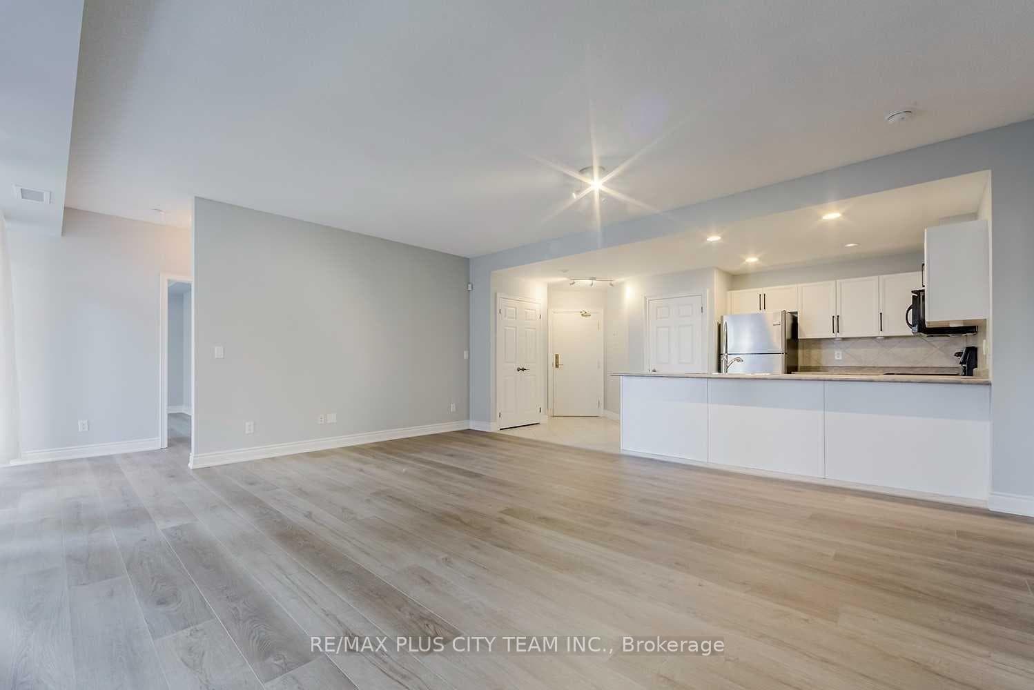 399 Elizabeth Street Unit 609 photo 2