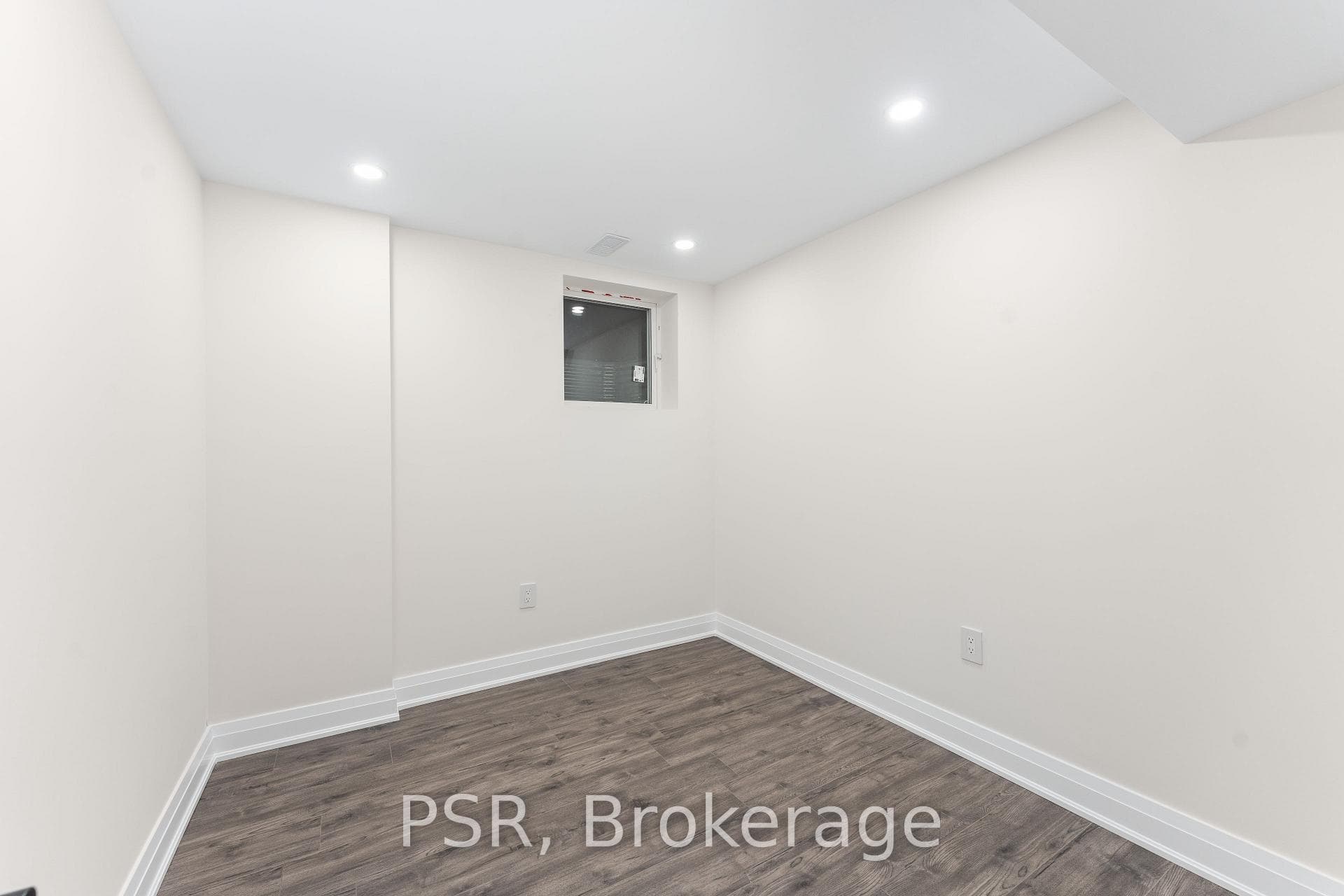 2948 Harvey Crescent photo 37