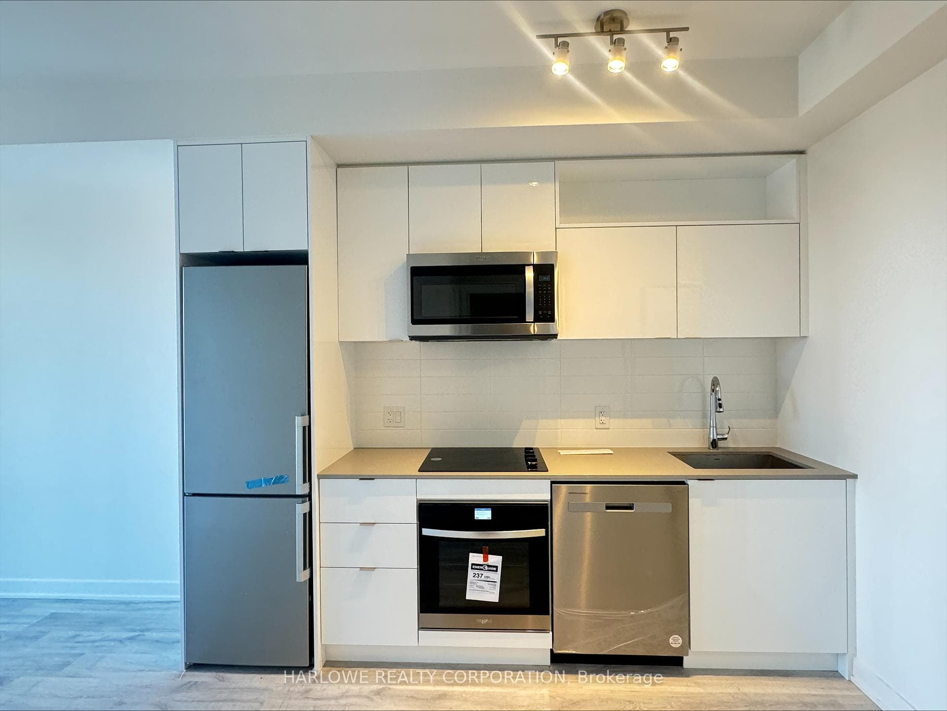 70 Princess Street Unit 806 E photo 1