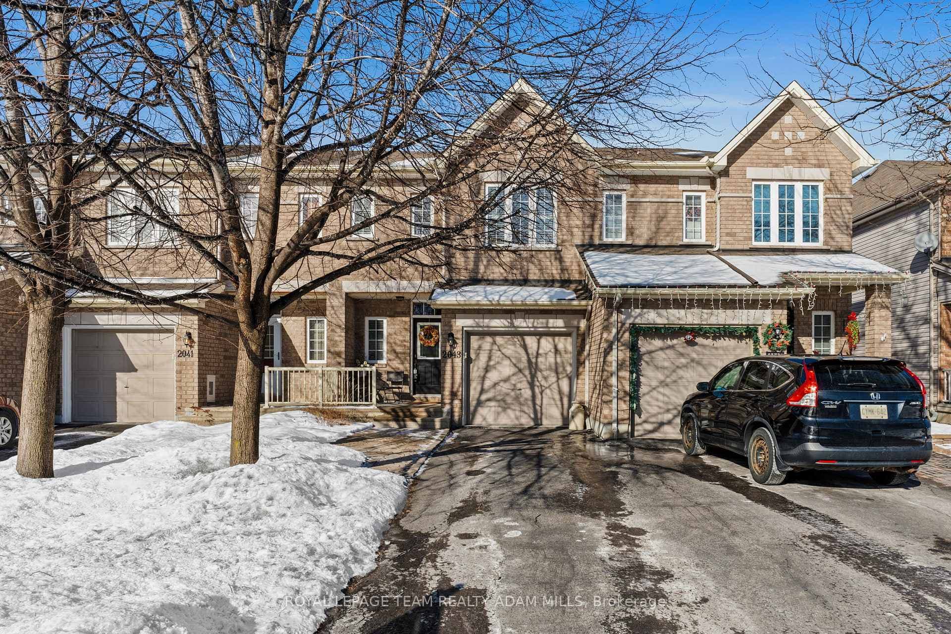 2043 Melette Crescent photo 1