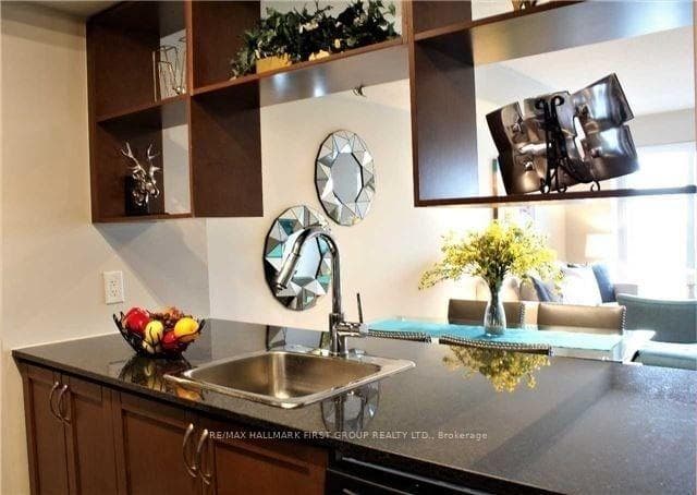 125 Village Green Square Unit 1808 photo 2