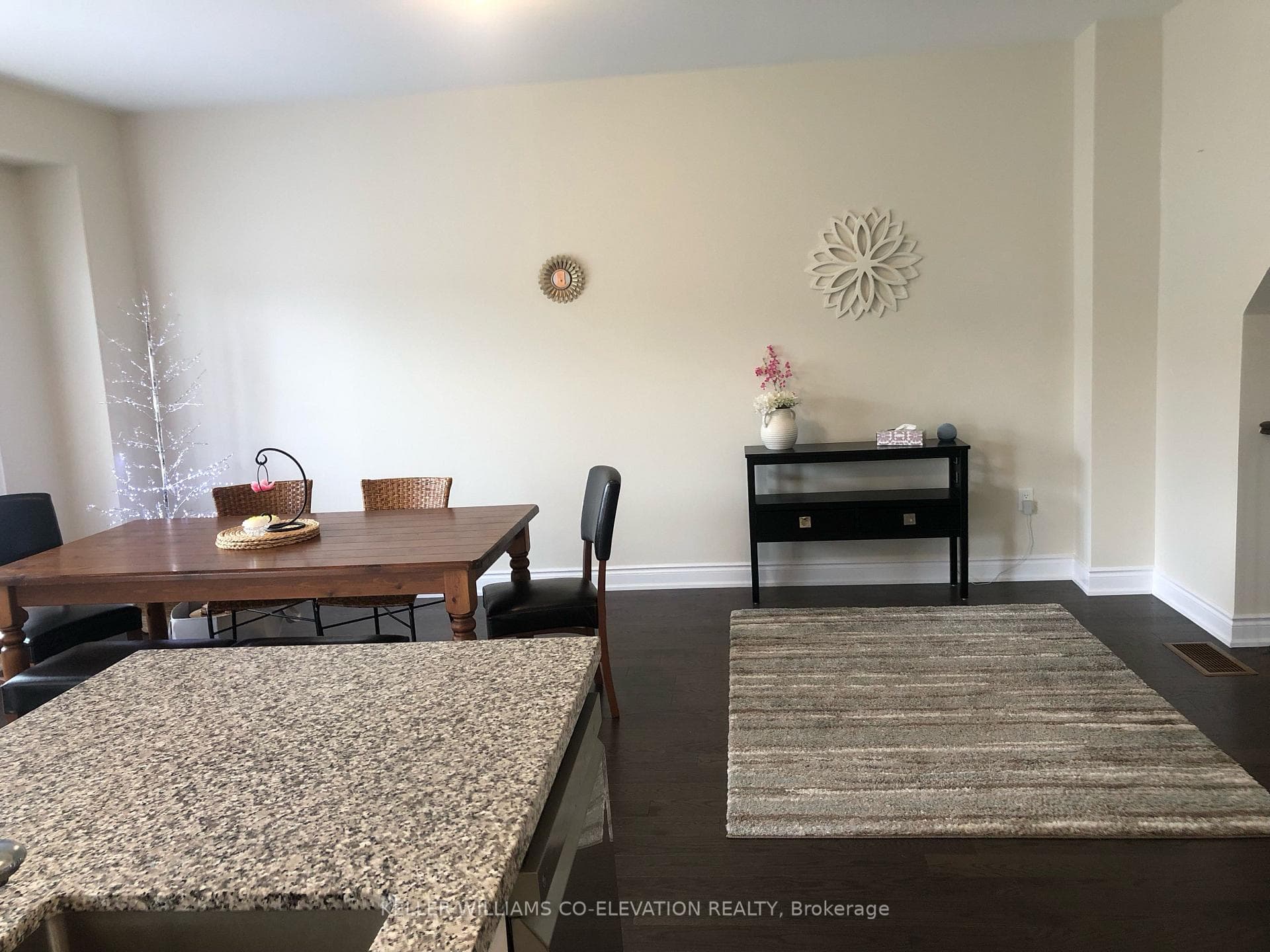 56 Janes Crescent photo 2