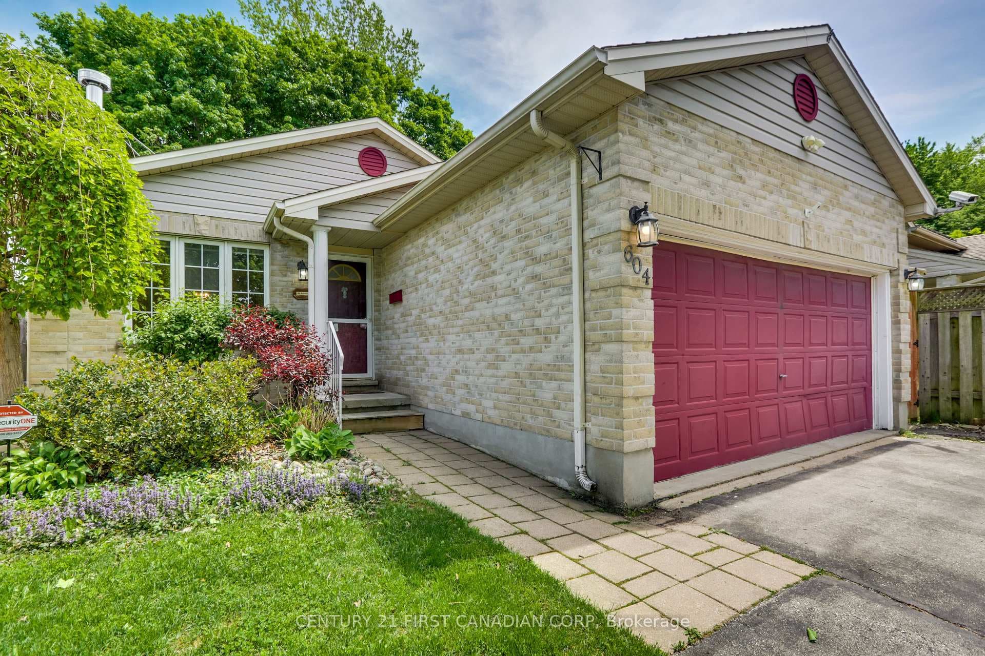 604 Talltree Crescent photo 2