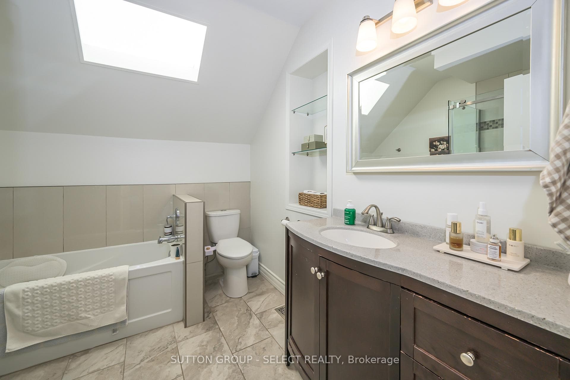 943 Colborne Street photo 23
