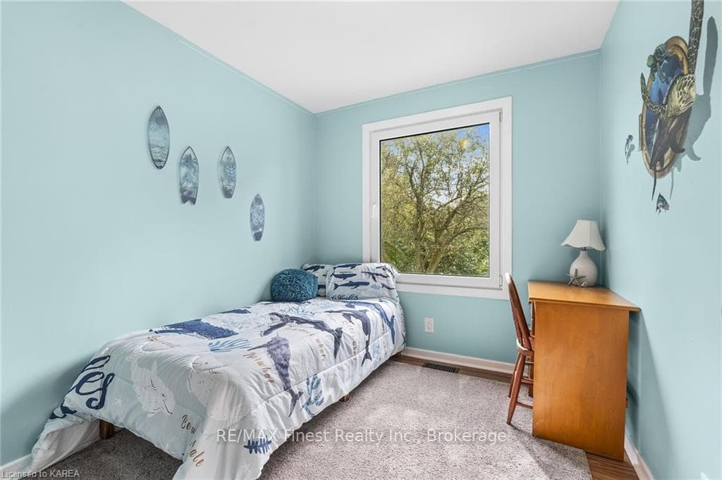 893 EVERITT Avenue photo 17