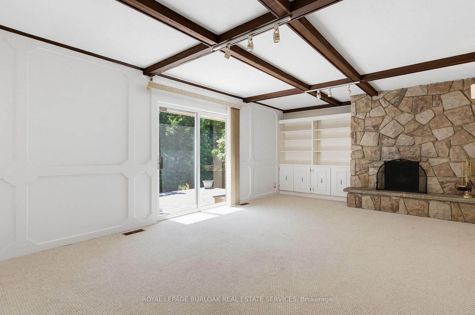 304 Oakwood Court photo 14