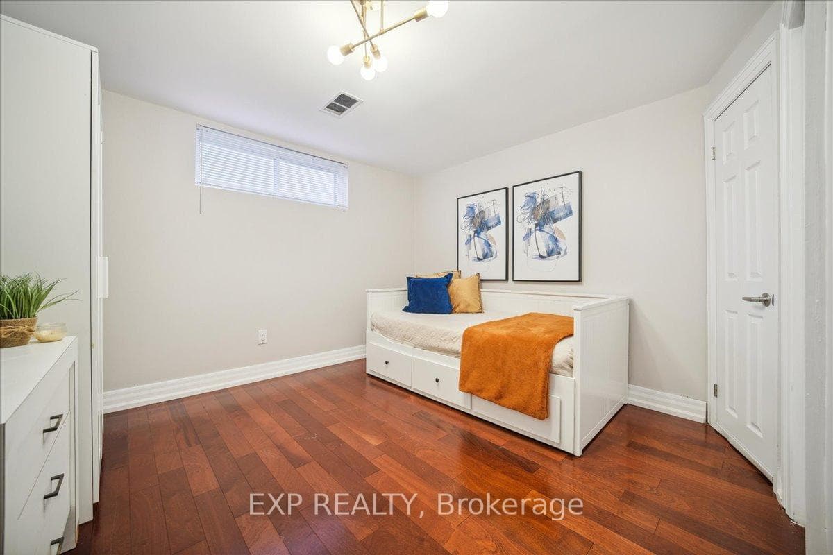 137 Kingsview Boulevard photo 32