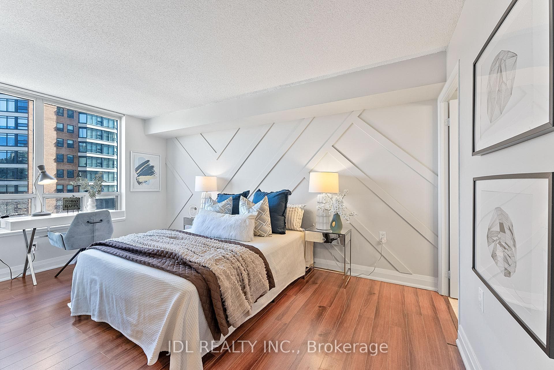 Huge Primary bedroom with ensuite & walk-in closet