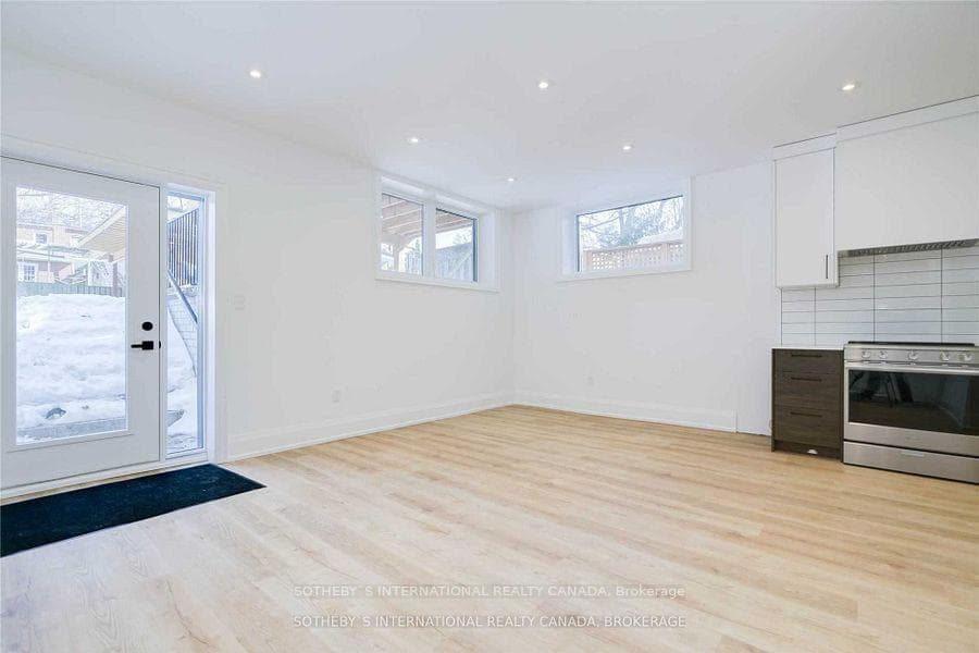 131 Alberta Avenue photo 9