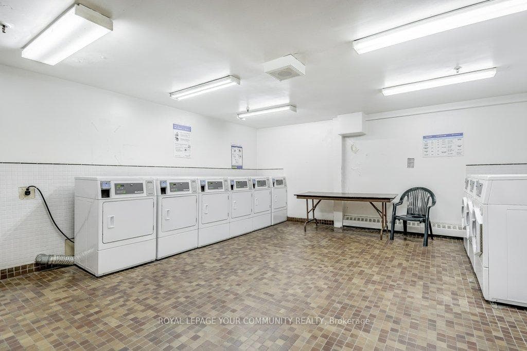 Building Coin Laundry