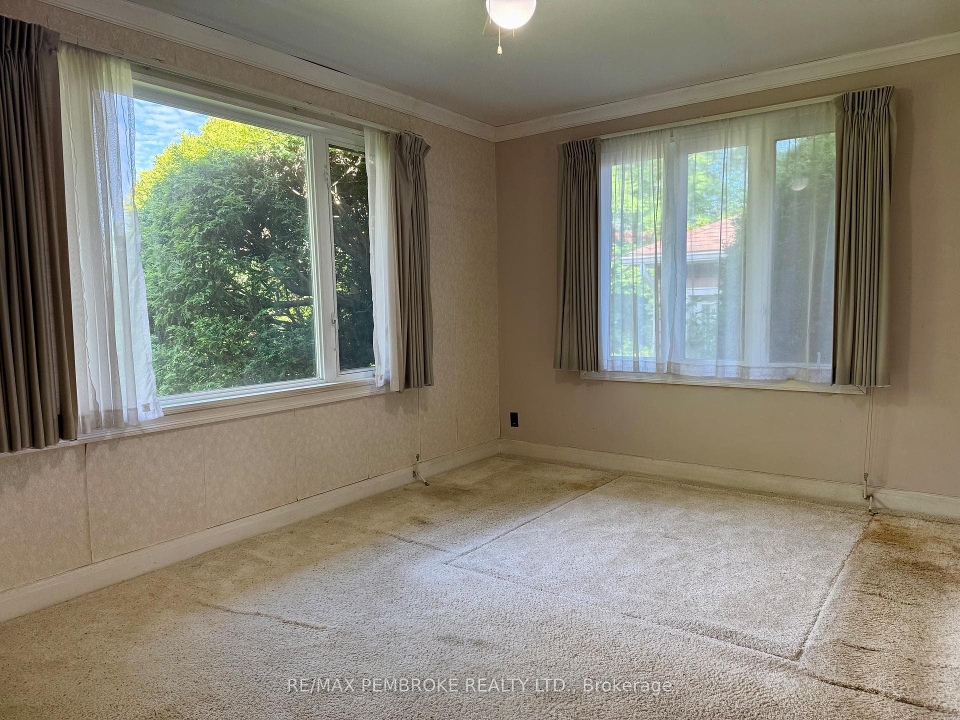 Primary Bedroom - Main Floor