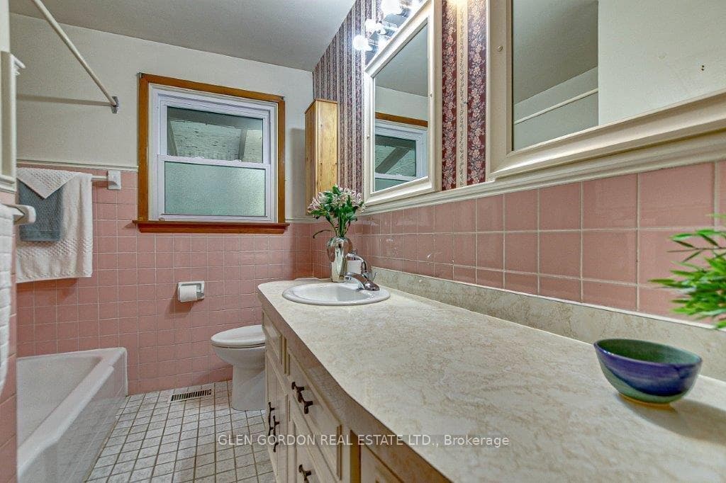 52 Arcadia Crescent photo 18
