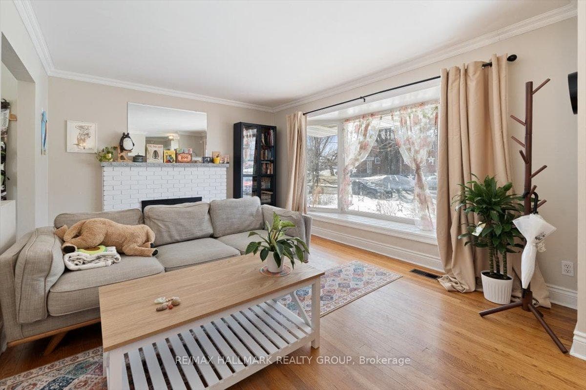 789 Claude Street photo 2