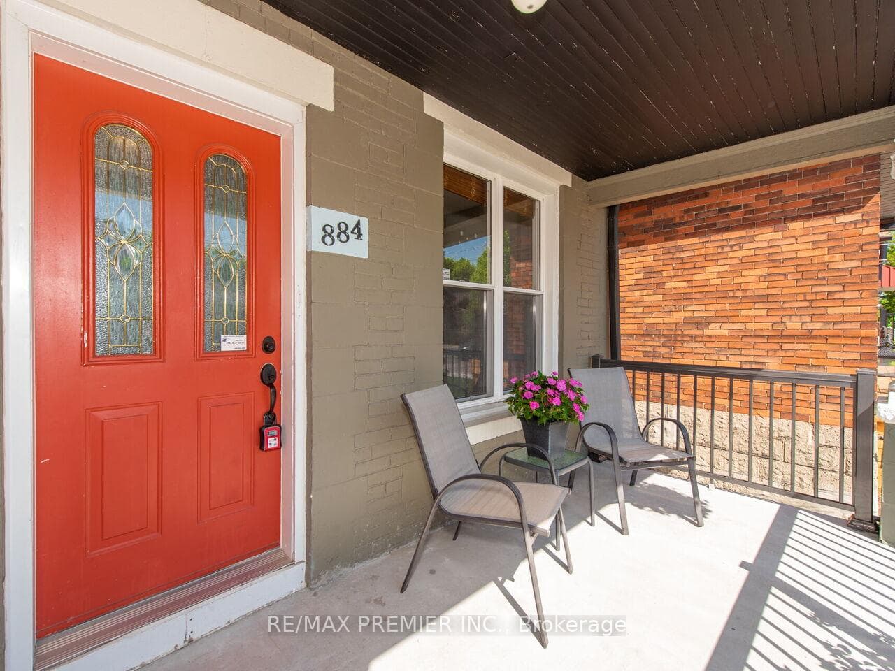 884 Runnymede Road photo 4