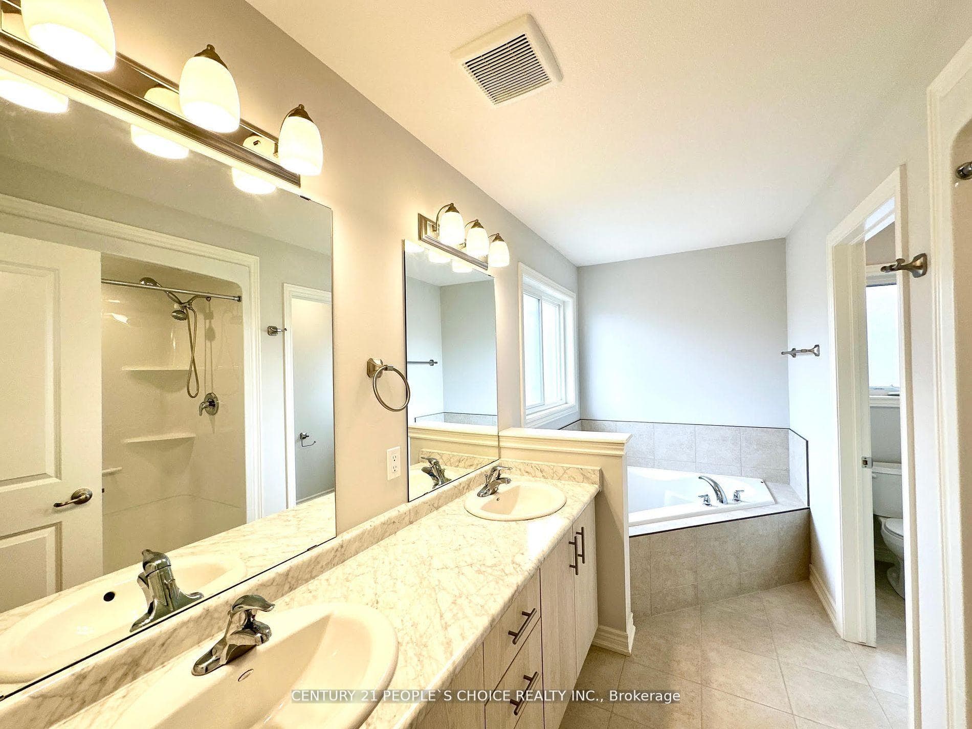 34 Swan Avenue photo 28