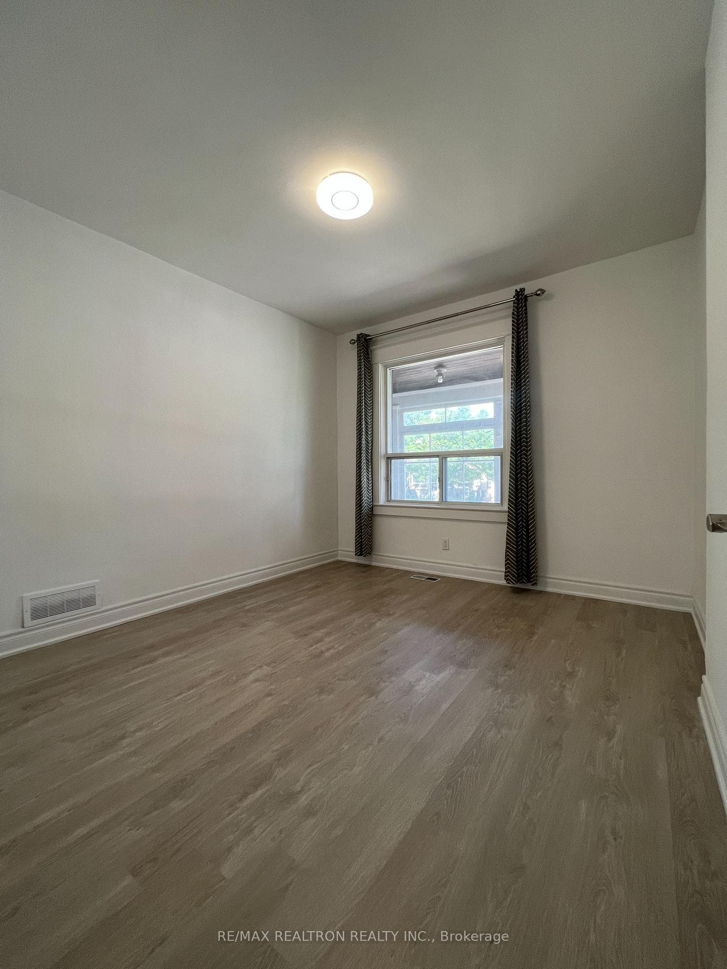 869 Cosburn Avenue Unit Main photo 5