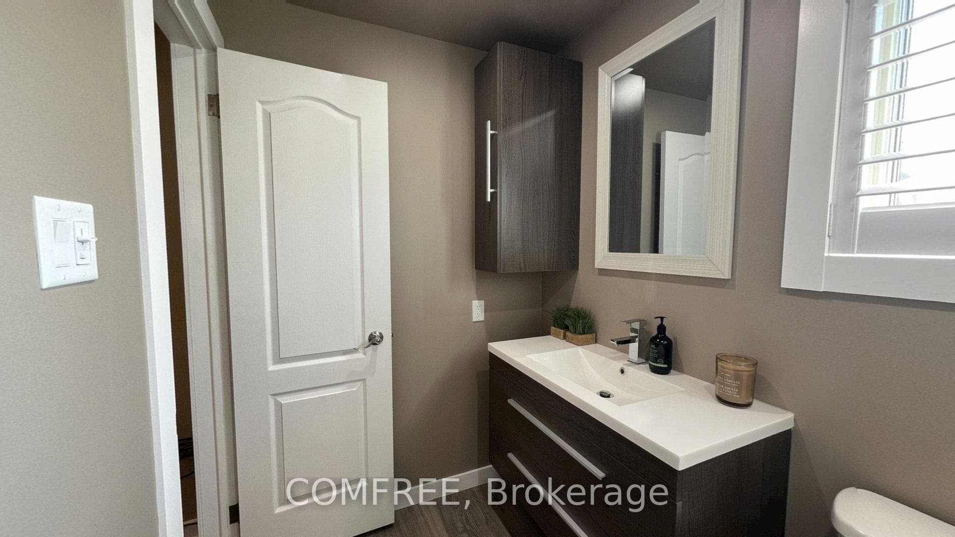 2093 Boake Street photo 18