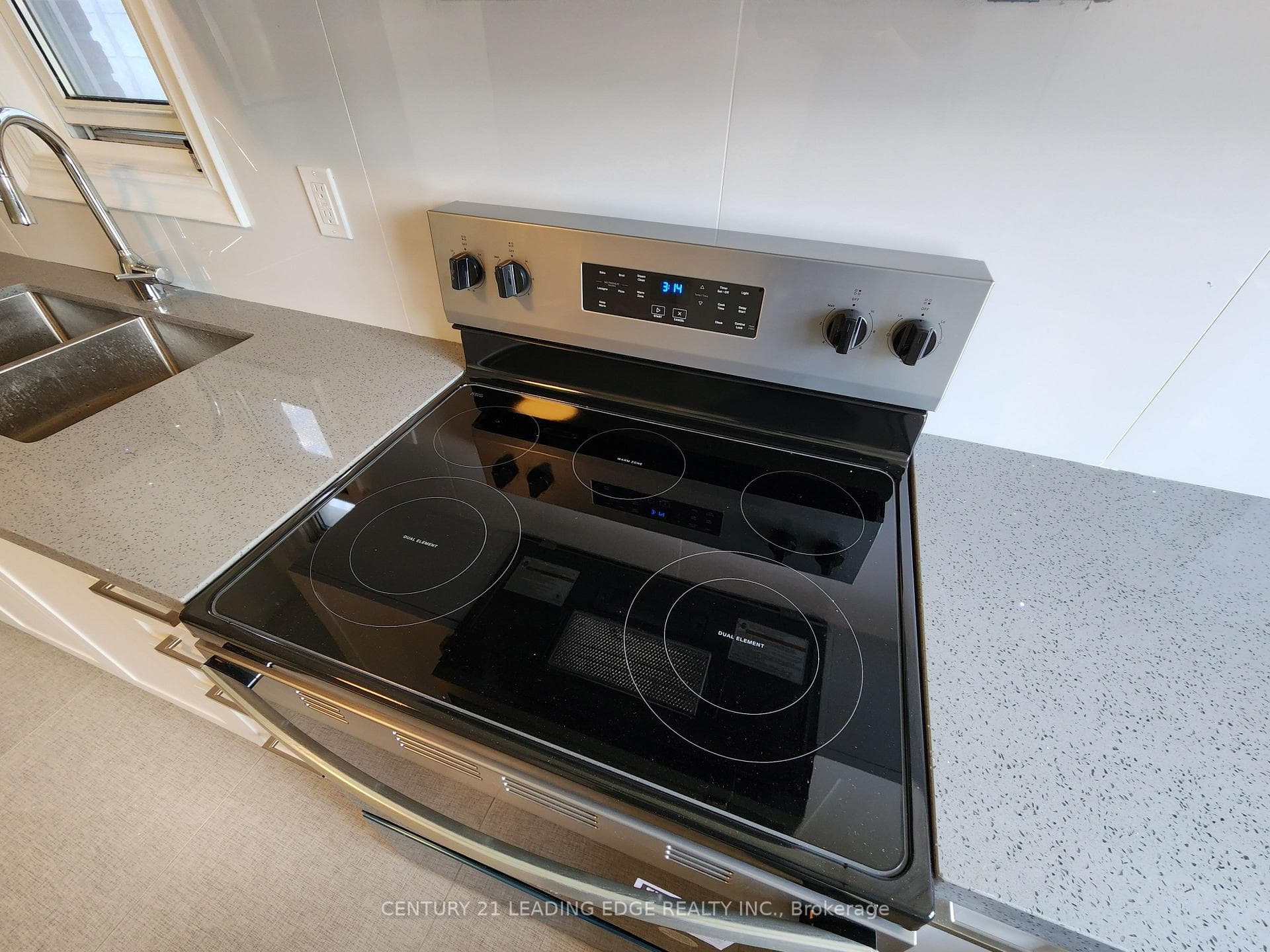 New Whirlpool Stove w/Self Clean