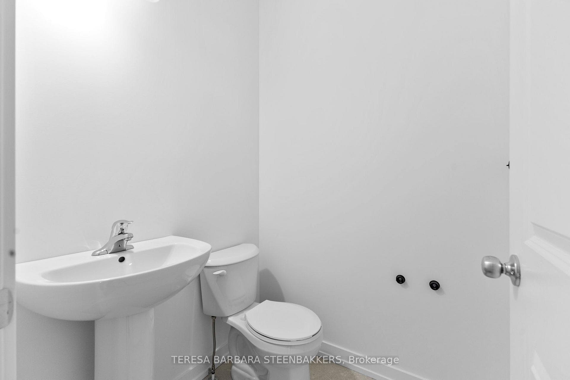 Main floor 2 pce bath