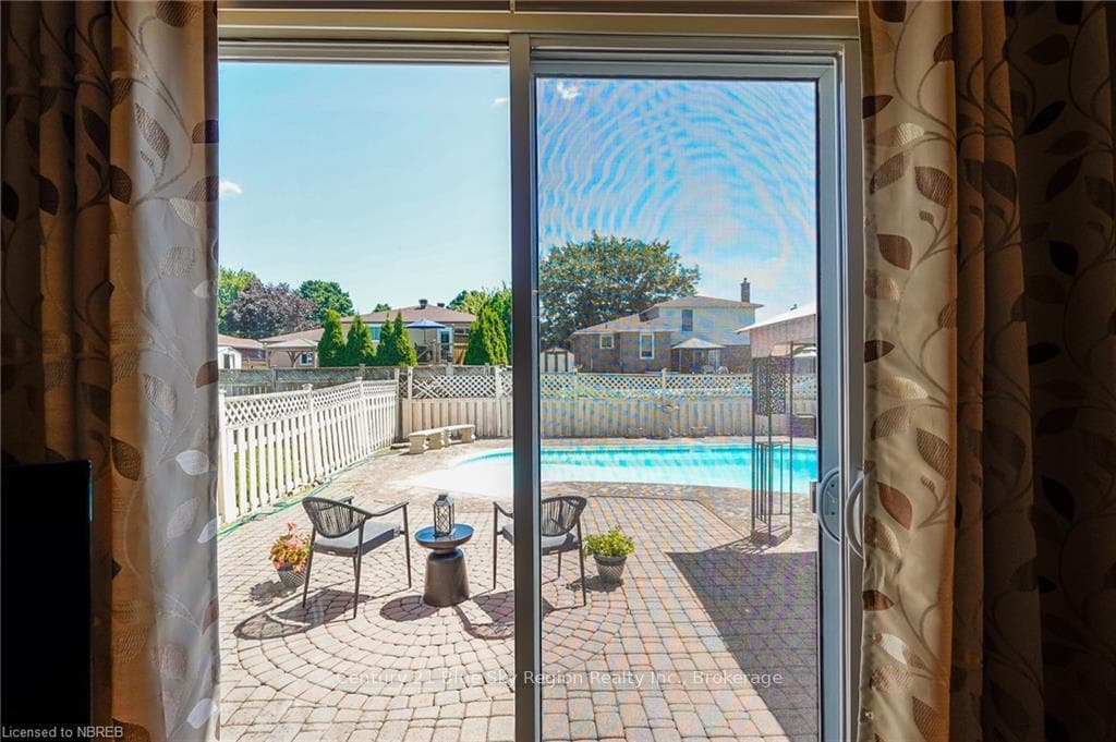 15 BELLEVIEW Crescent photo 26