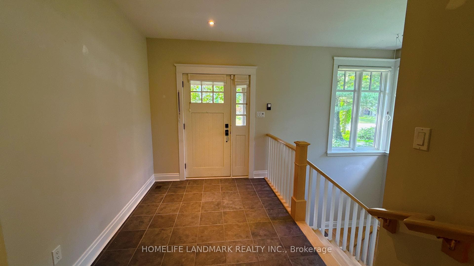 2062 GLENFOREST Crescent photo 4