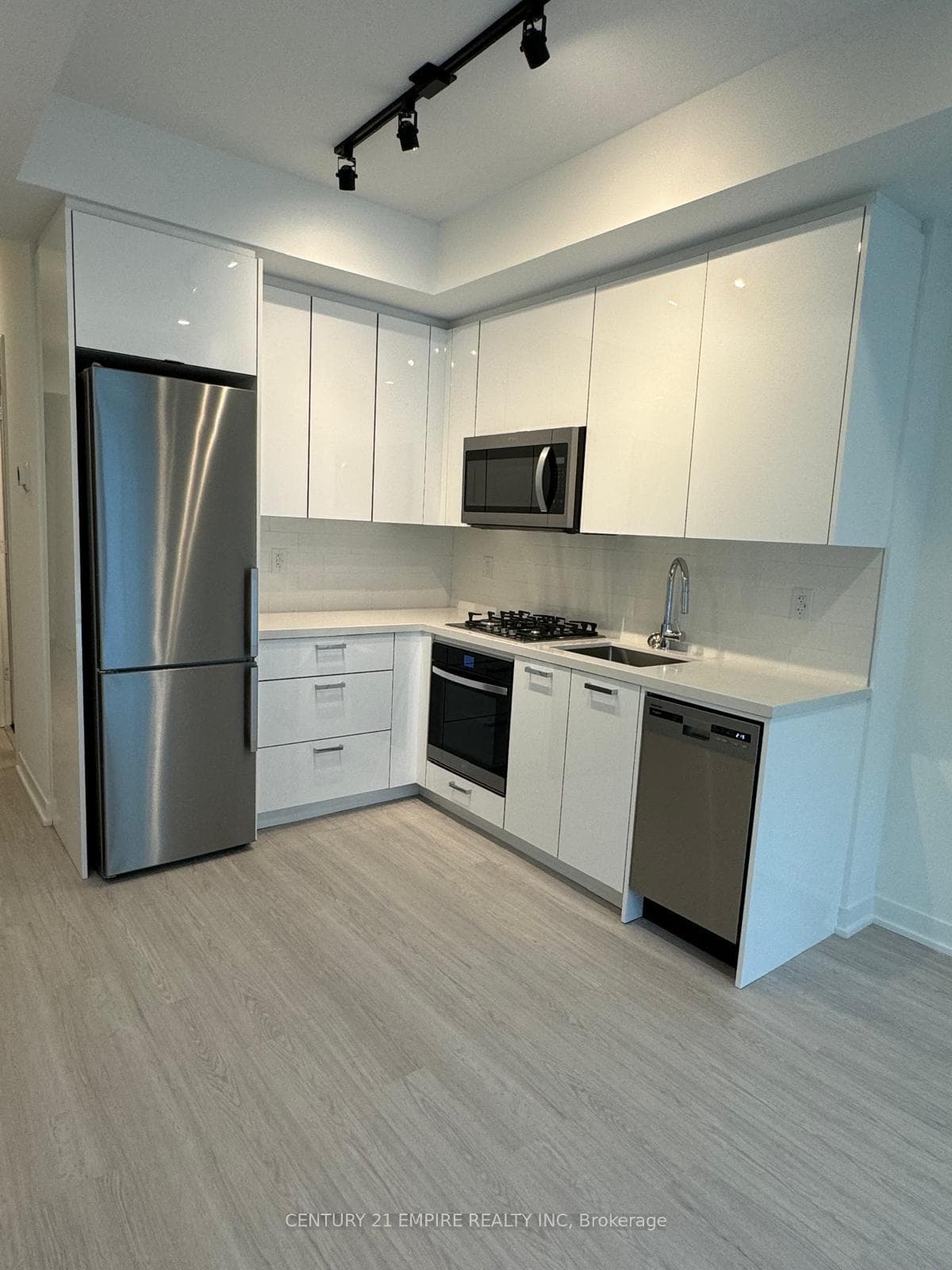 195 McCaul Street Unit 411 photo 3