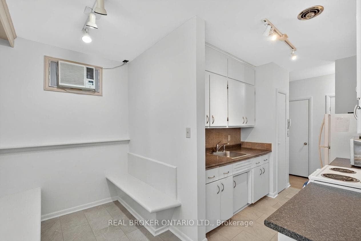 8 Westmount Drive photo 3