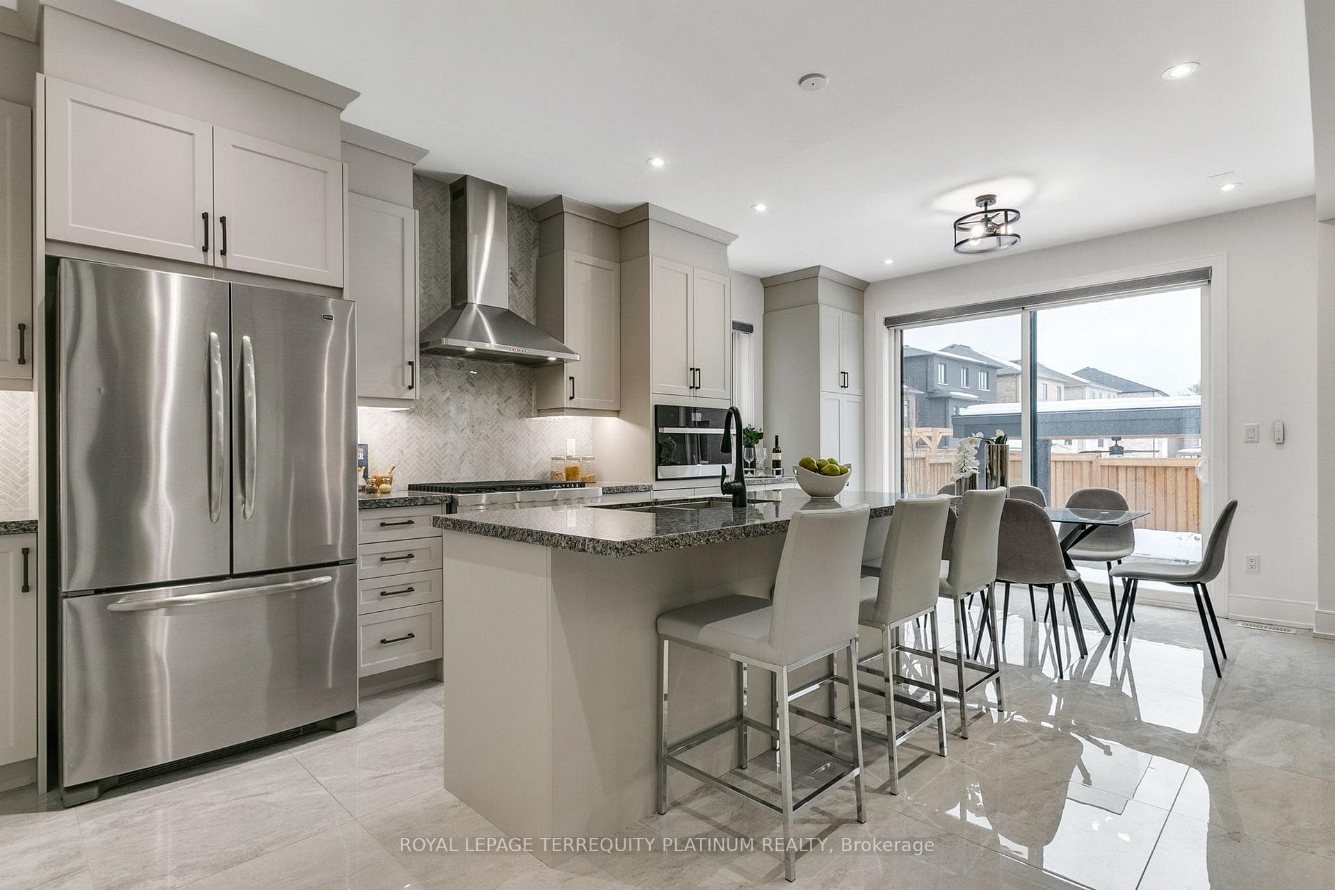 Open Kitchen w/island, pot lights