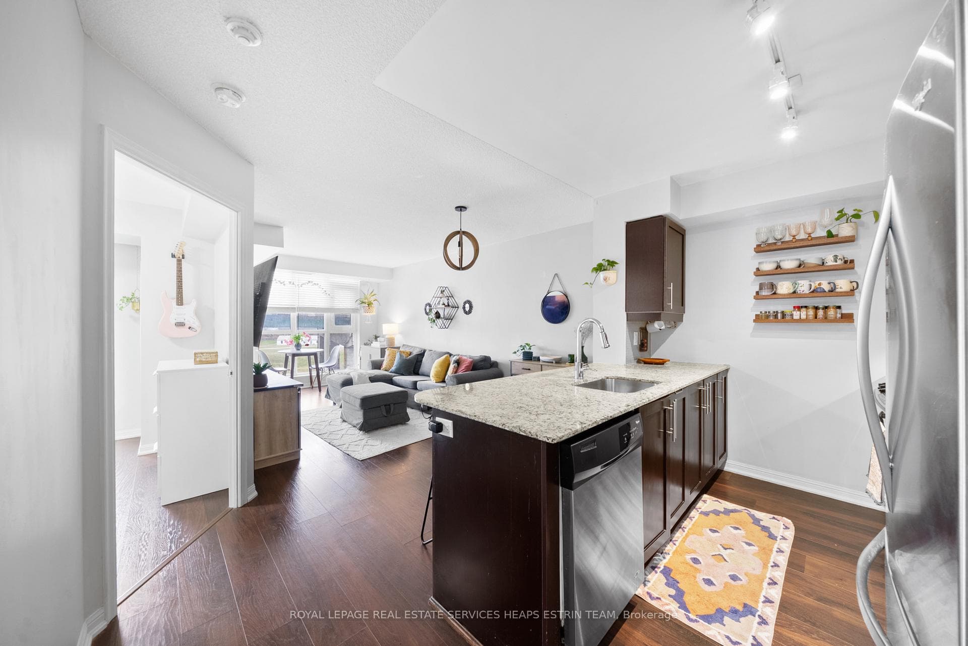 35 Bastion Street Unit 825 photo 12