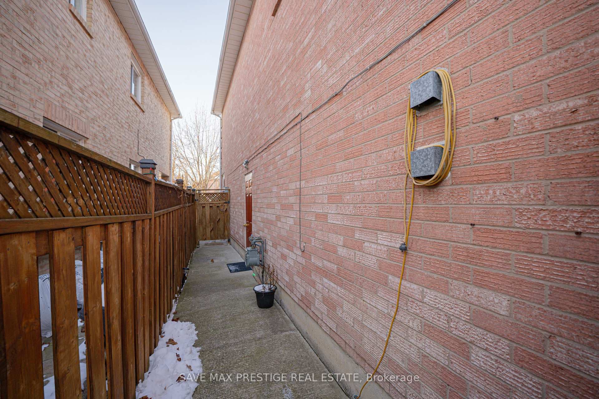 7 Hood Crescent photo 34