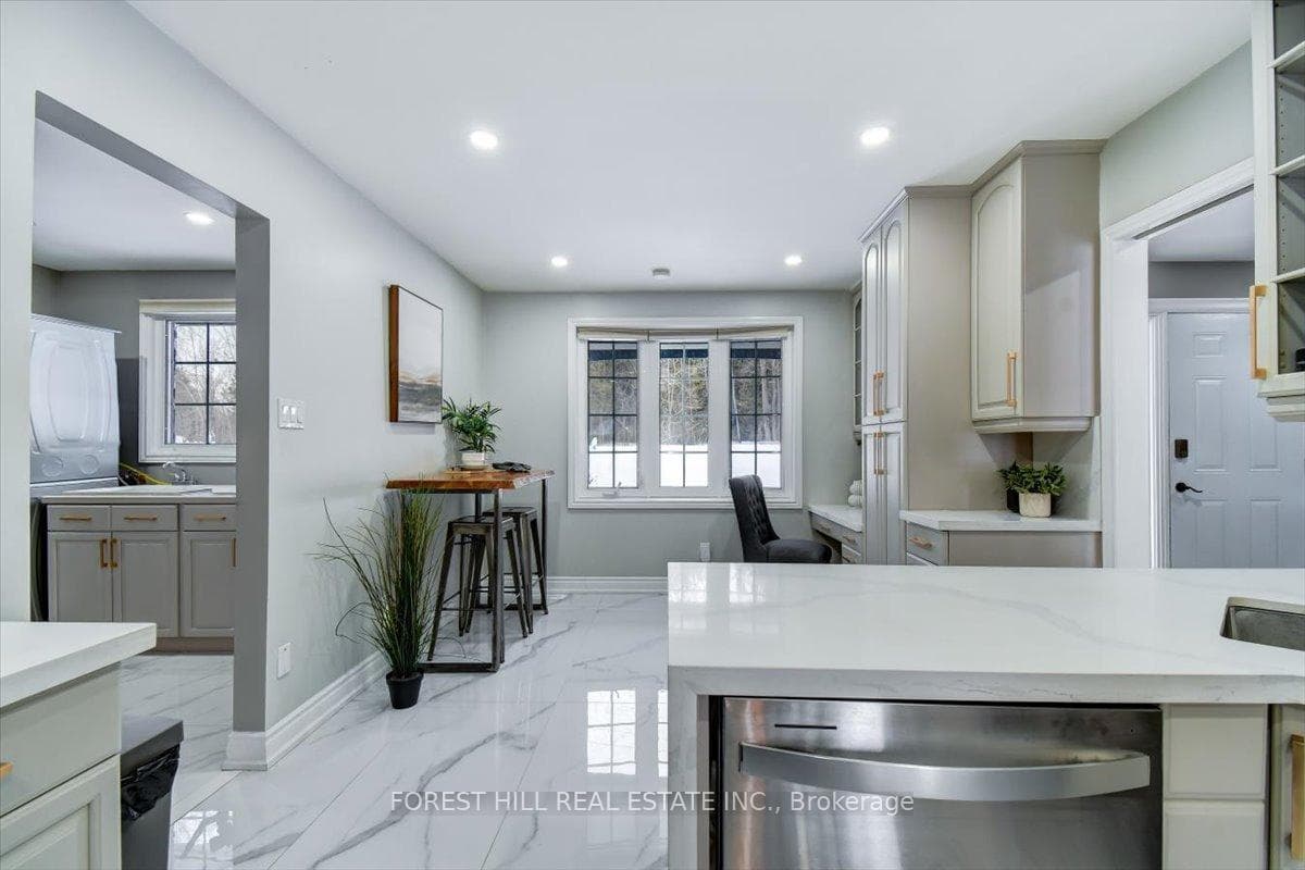 1143 Connaught Drive photo 9