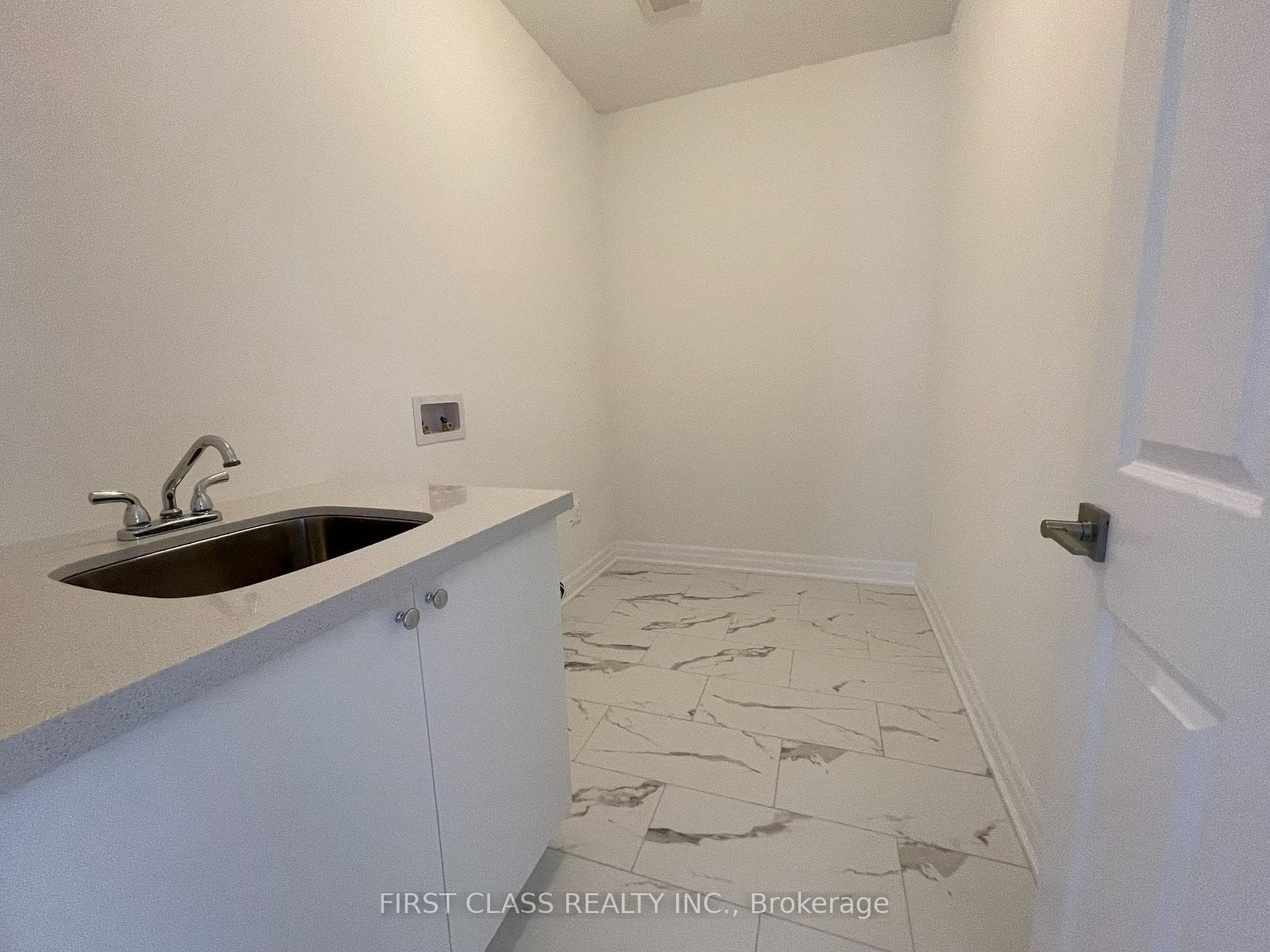 68 Thomas Smith Street photo 37