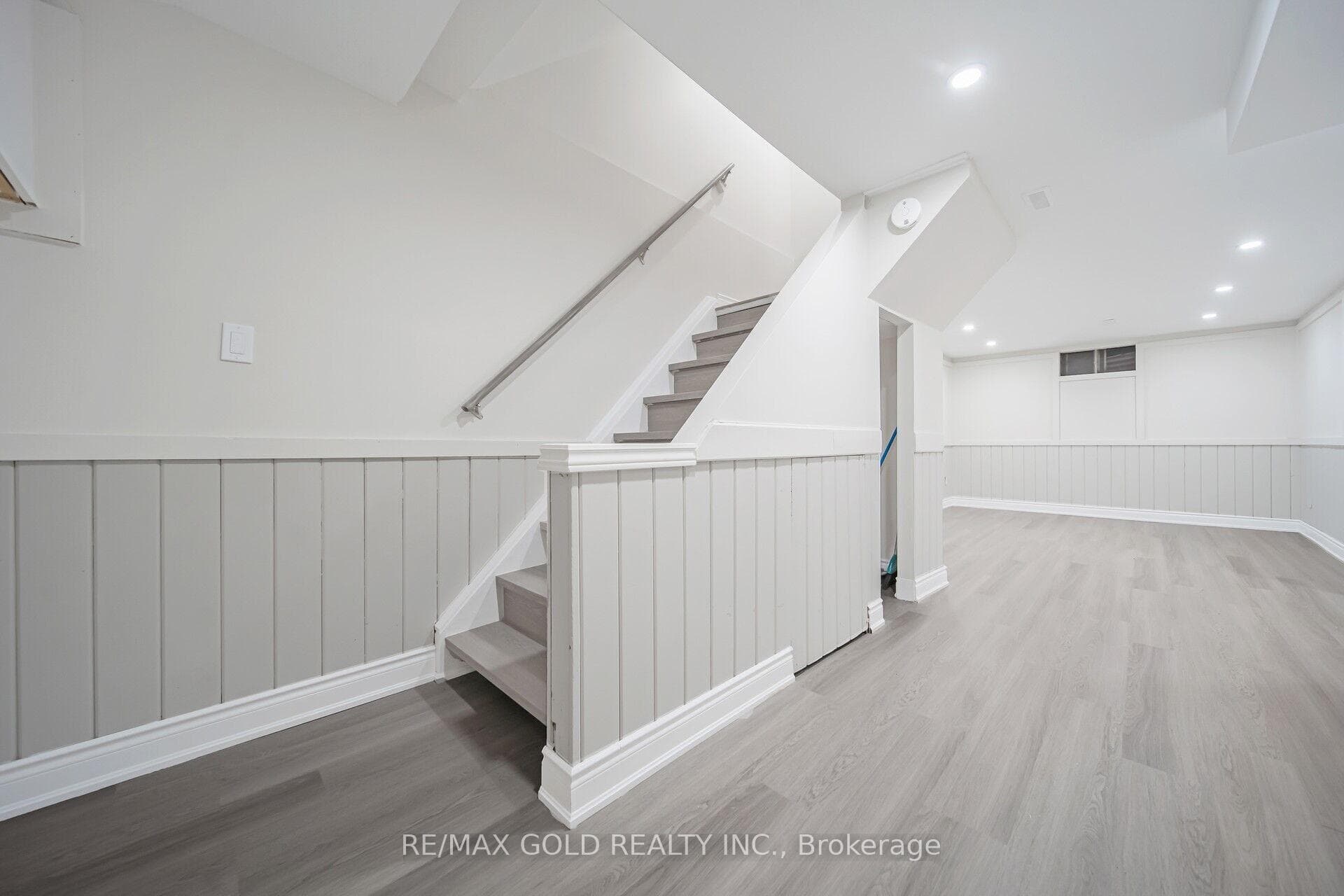 21 Burbank Crescent photo 23
