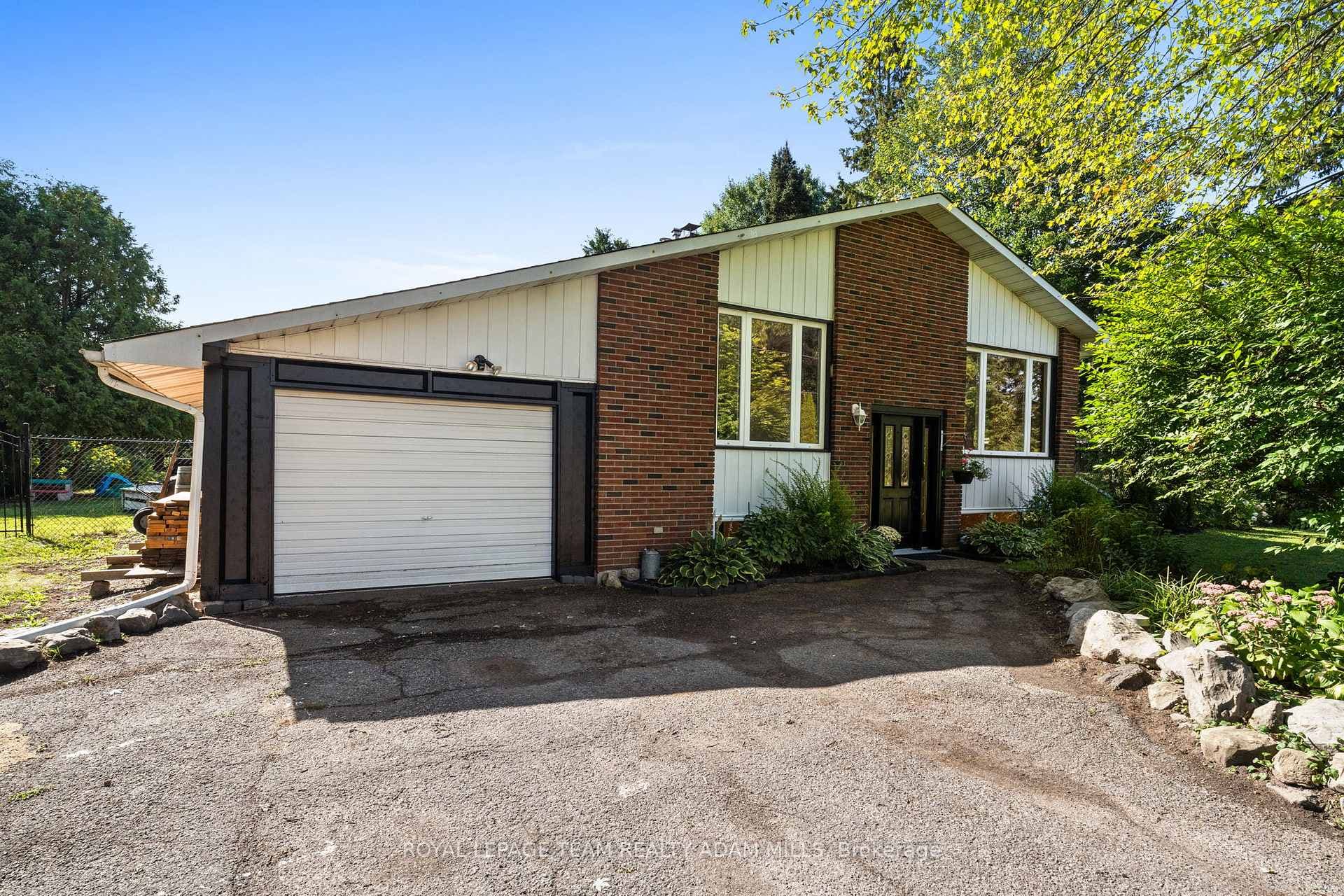 1095 Boucher Crescent photo 2