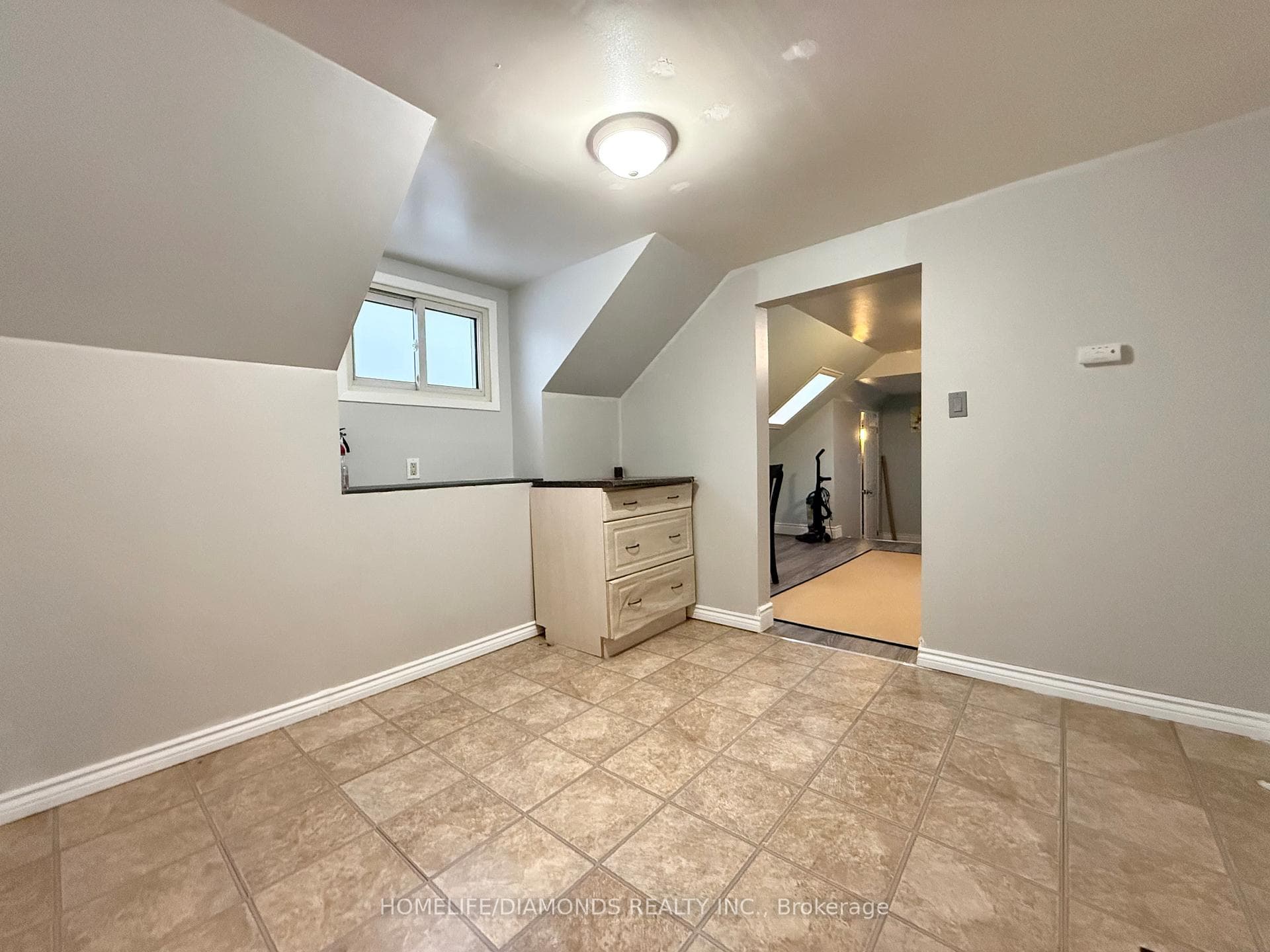 401 QUEENSTON Street Unit UPPER photo 8