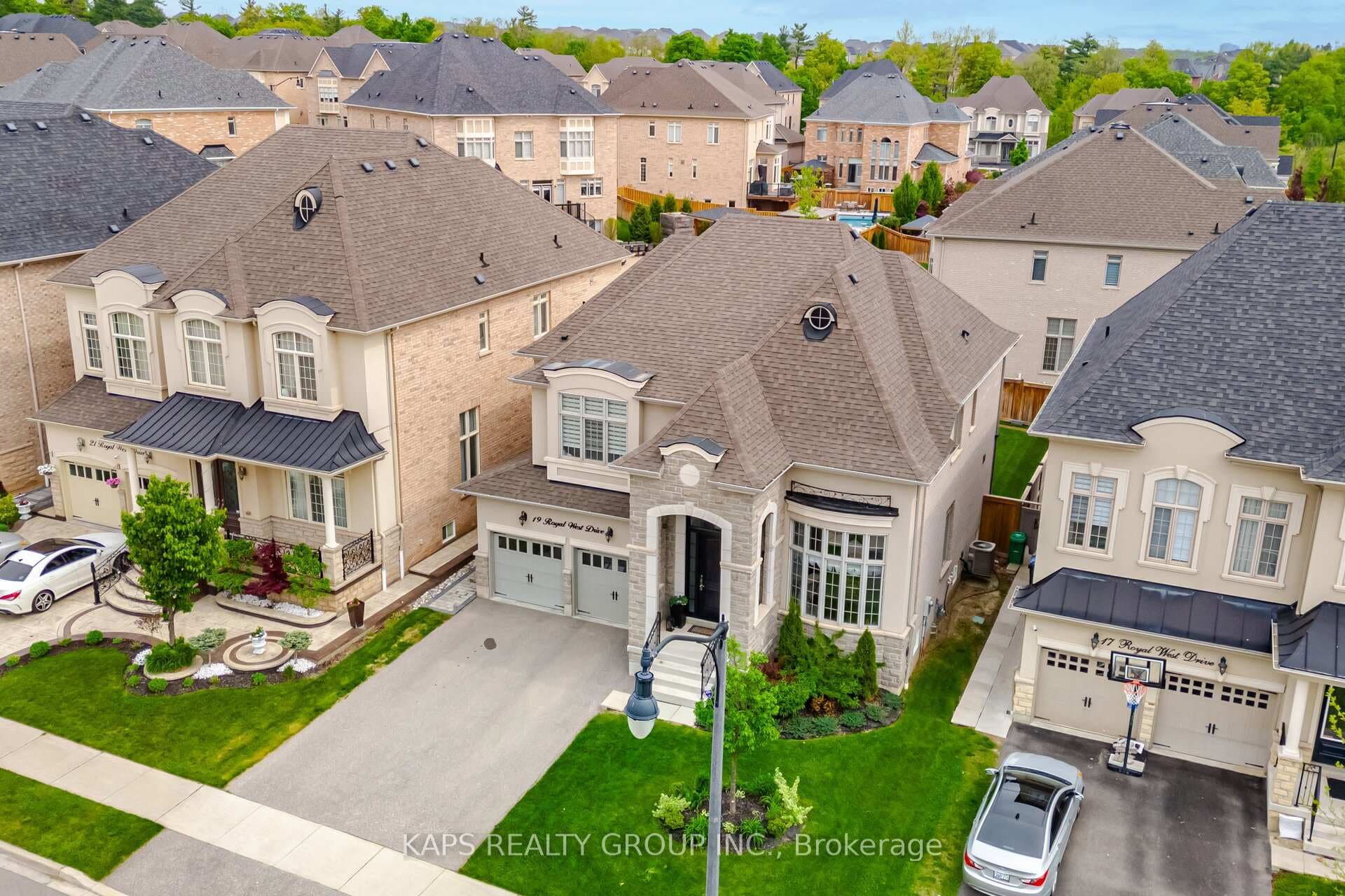 19 Royal West Drive photo 2
