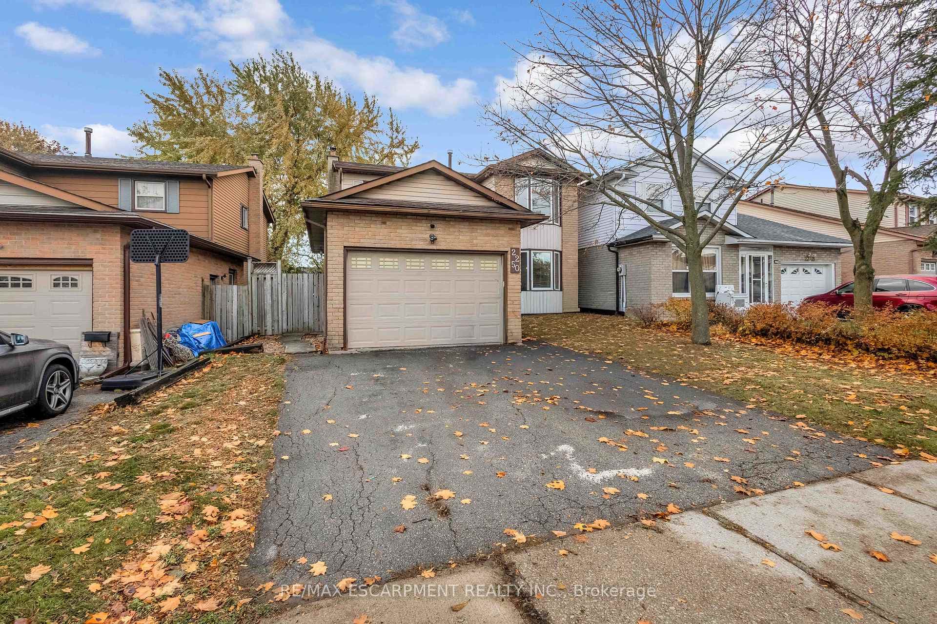 2250 Middlesmoor Crescent photo 3
