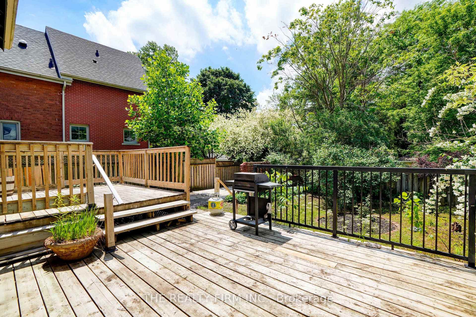 925 Maitland Street photo 29