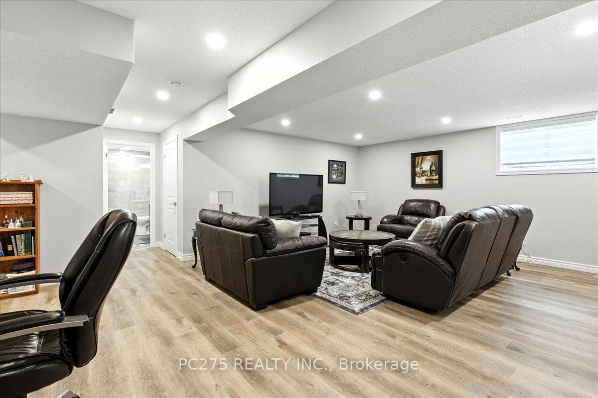 23 Matheson Crescent photo 28