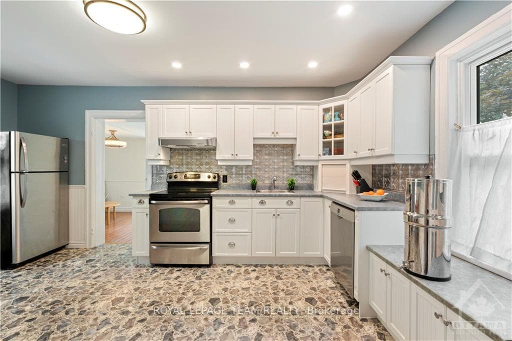 488 CLARENCE Street photo 10