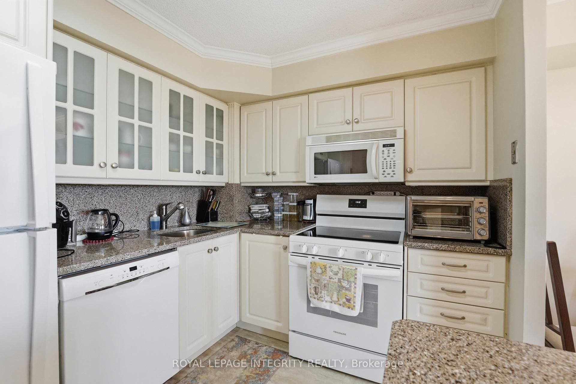 1025 Grenon Avenue Unit 608 photo 10