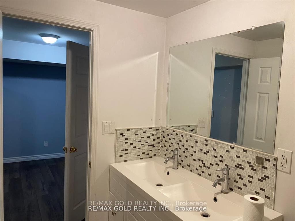 27 Middlecote Drive Unit Bsmt photo 8