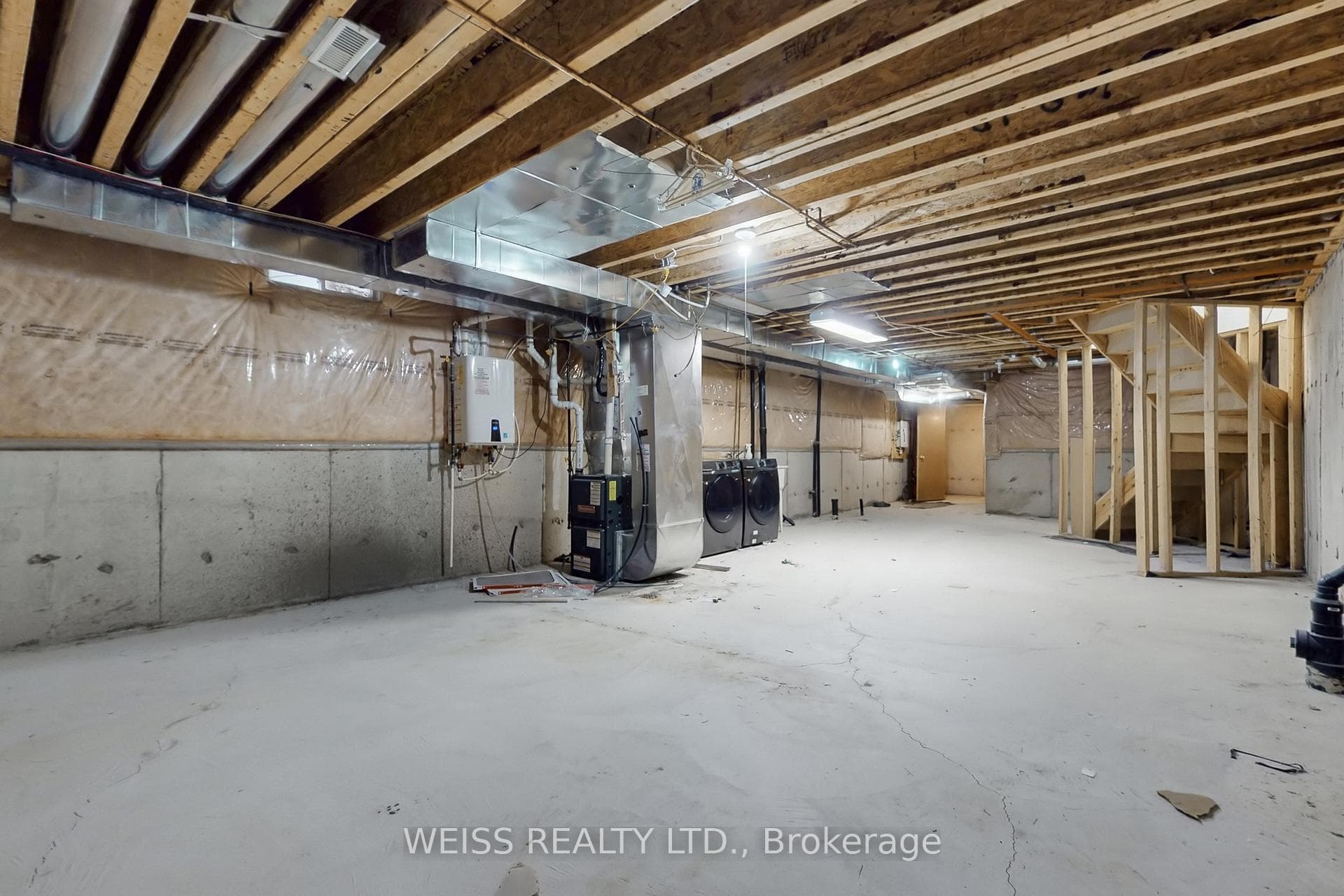 942 Khan Crescent photo 44