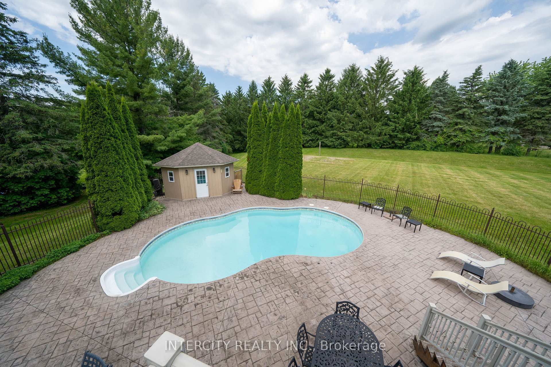 132 Curtis Crescent photo 35