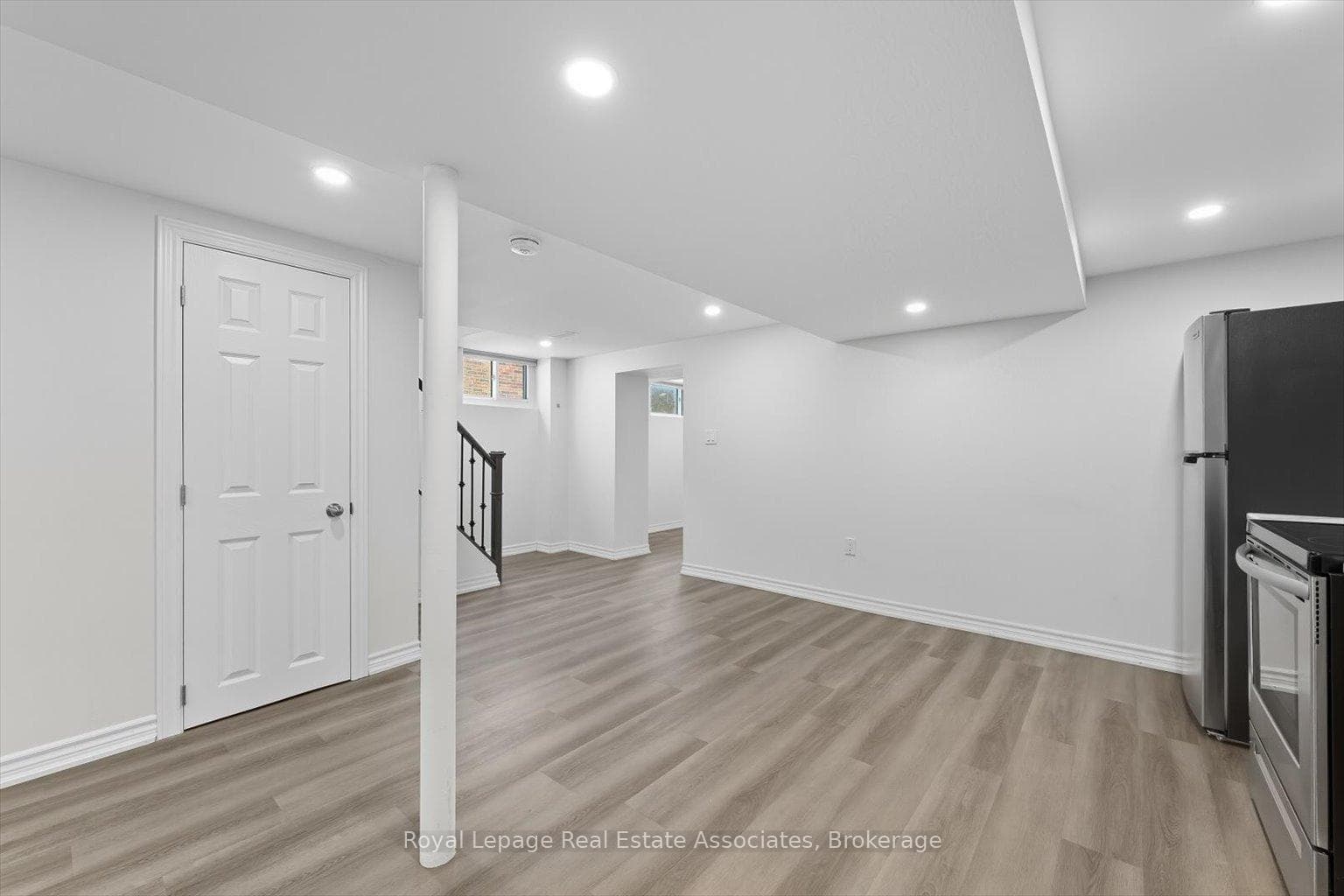 1624 Coram Crescent photo 30