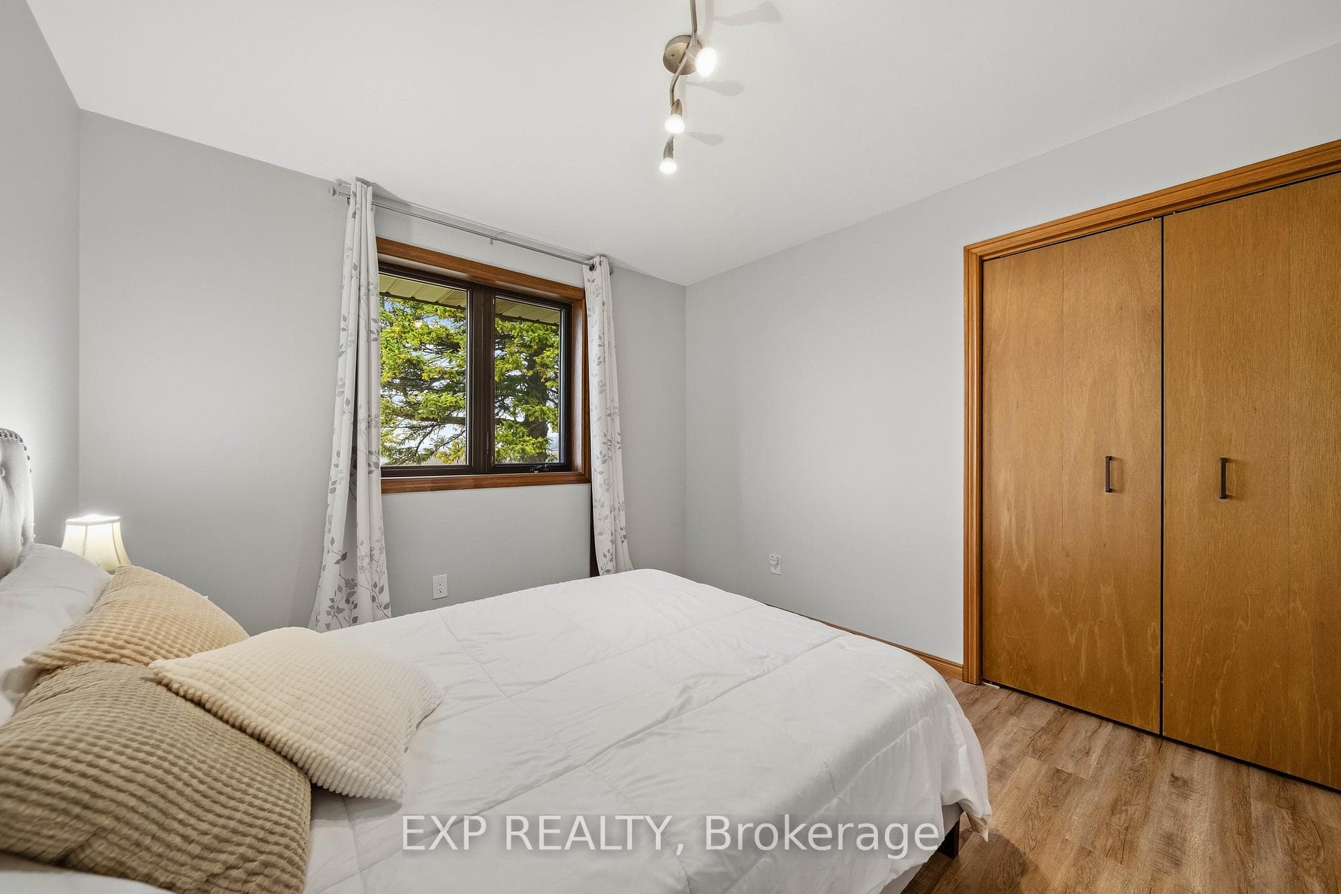 5864 Inadale Drive photo 18