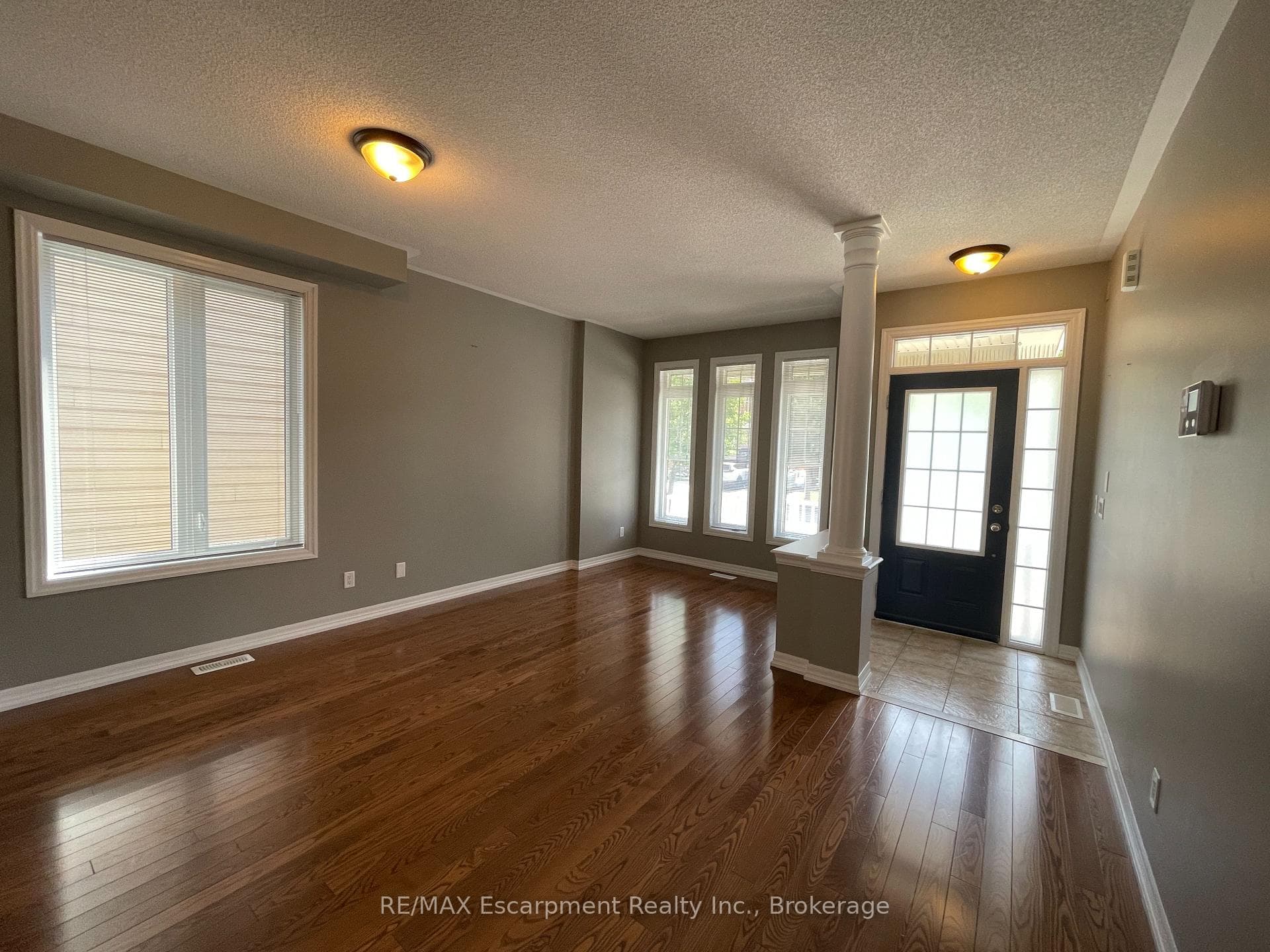 113 DONOVAN Heights photo 3