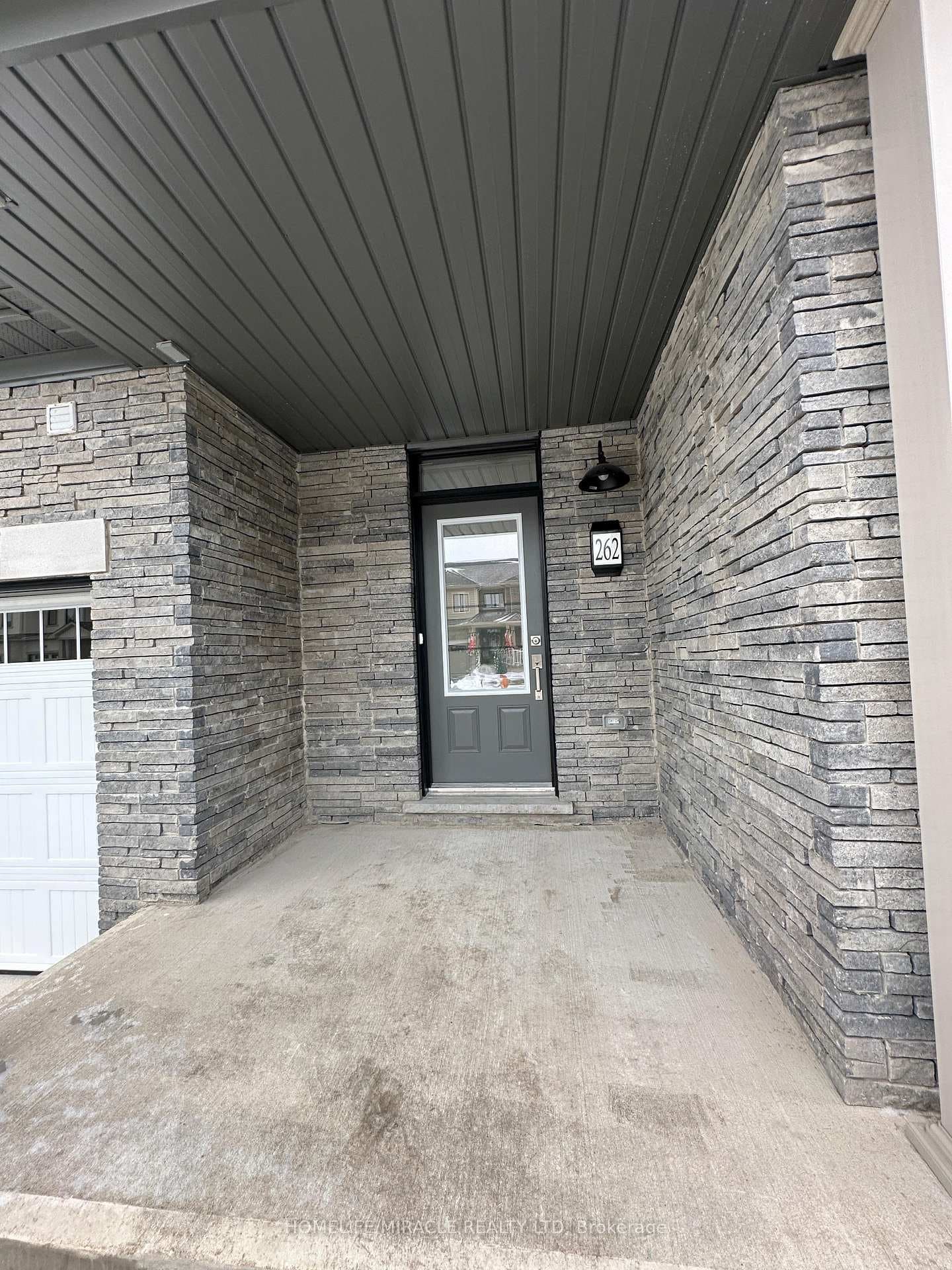 262 Port Crescent photo 3