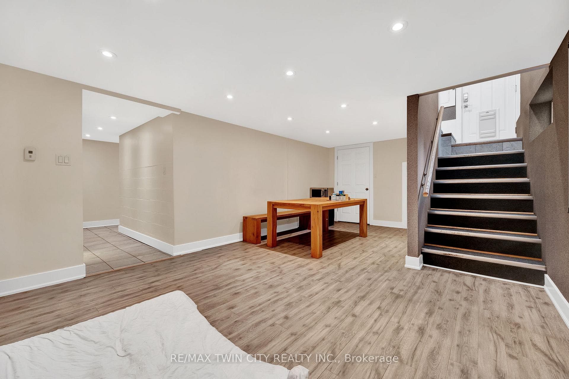 9 HALES Crescent photo 17