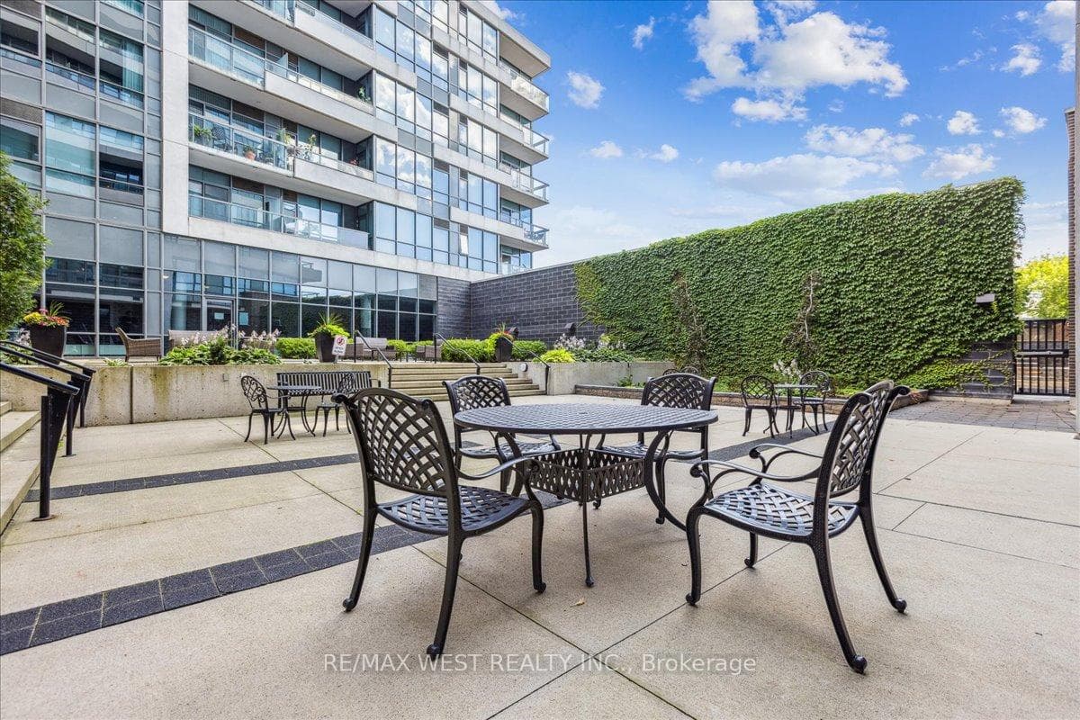 1 Hurontario Street Unit 421 photo 11